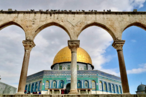 How should believers respond to the Israel-Palestine conflict?